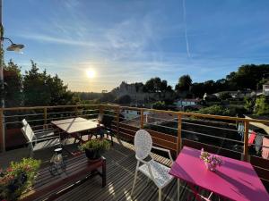 een terras met een tafel en stoelen op een balkon bij Les 3 pigeons in Bressuire