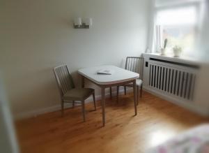 a table and chairs in a room with a window at Haus Ferchen in Enge-Sande