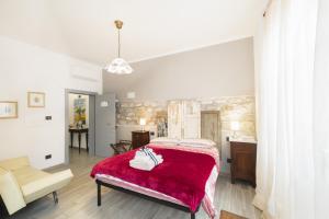 A bed or beds in a room at Alla Porta Di Sotto B&B