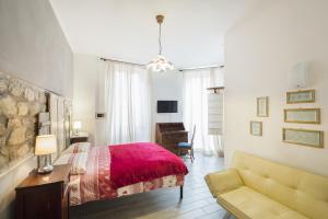 A television and/or entertainment centre at Alla Porta Di Sotto B&B