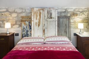 A bed or beds in a room at Alla Porta Di Sotto B&B