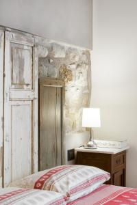 A bed or beds in a room at Alla Porta Di Sotto B&B