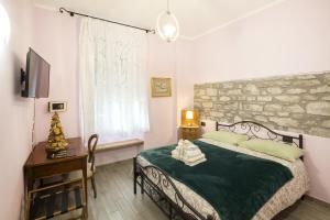 A bed or beds in a room at Alla Porta Di Sotto B&B