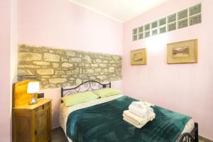 A bed or beds in a room at Alla Porta Di Sotto B&B