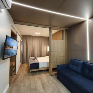 ein Schlafzimmer mit einem Bett und einem Sofa in einem Zimmer in der Unterkunft Costa Sul Beach Hotel in Balneário Camboriú