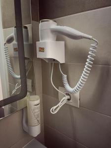 Festnetztelefon in einem Badezimmer mit einer Tasse in der Unterkunft The Chalet in Mamaia Nord – Năvodari