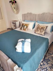 una camera da letto con due letti con asciugamani sopra di Le Lanterne di Terrasini a Terrasini