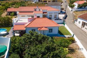 Moita dos Ferreiros的住宿－Tilli'n'Joe's Nature House，享有红色屋顶房屋的空中景致