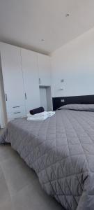 - un grand lit dans un dortoir doté de placards blancs dans l'établissement CASA TOTI, à Malcesine
