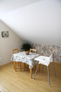a dining room with a table and chairs at Ferienwohnung Klosterblick in Homburg +2 photos