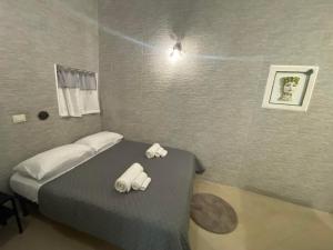 a room with a bed and a table with towels at La Medusa d'Ortigia in Syracuse