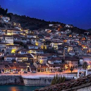 uma vista de uma cidade à noite em Vila Darla em Berat