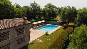an aerial view of a house with a swimming pool at Villa Comunaglia - Privacy & Piscina Panoramica in Niccone