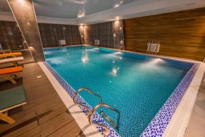een groot zwembad in een hotelkamer bij Studio Apartment NFT New Gudauri 108 in Goedaoeri