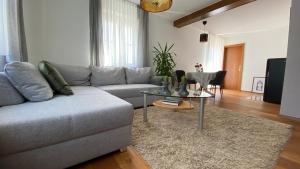 uma sala de estar com um sofá e uma mesa em Ferienwohnung Mayer em Bad Schussenried