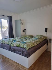 uma cama num quarto com uma janela em Løkken centrum ferielejlighed-apartment 4E em Lokken