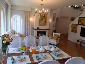 uma sala de estar com uma mesa com comida em Csopak Mariann Apartman em Csopak