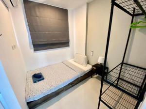 クレンにあるMantra Beach Condominimum, 2 bedrooms, Laem Mae Phim Beachの小さなベッドルーム(二段ベッド1組、窓付)