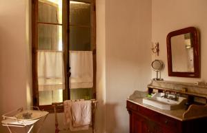 un baño con lavabo y espejo en souslens, Castaignos-Souslens 40, en Castaignos-Souslens 32 fotos más