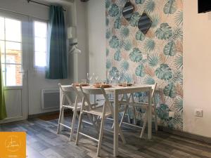 een eetkamer met een witte tafel en stoelen bij ~~ LE DESCELIERS ~~ Centre Dieppe in Dieppe