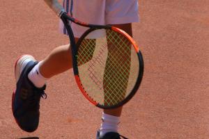 a person holding a tennis racket on a tennis court at FeWo Johan - ideal für 1-2 Personen, eigene Terrasse in Hamm
