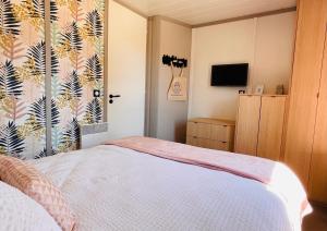 Posteľ alebo postele v izbe v ubytovaní COTTAGE 2chambres-piscine-mer-plages-pistes cyclables