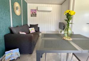 Posedenie v ubytovaní COTTAGE 2chambres-piscine-mer-plages-pistes cyclables