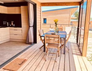 Balkón alebo terasa v ubytovaní Le COTTAGE Baulois-Entre MER et NATURE- PISCINE
