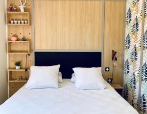 Posteľ alebo postele v izbe v ubytovaní COTTAGE 2chambres-piscine-mer-plages-pistes cyclables