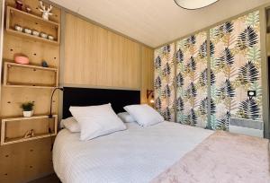 Posteľ alebo postele v izbe v ubytovaní COTTAGE 2chambres-piscine-mer-plages-pistes cyclables