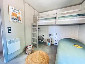 Posteľ alebo postele v izbe v ubytovaní COTTAGE 2chambres-piscine-mer-plages-pistes cyclables + 28 fotografií