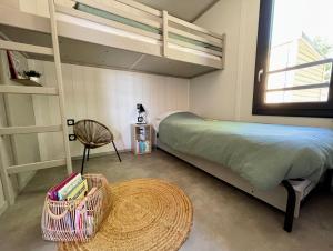 Posteľ alebo postele v izbe v ubytovaní COTTAGE 2chambres-piscine-mer-plages-pistes cyclables