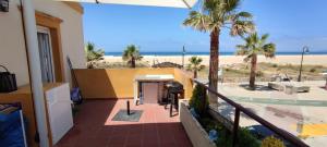 balcón con vistas a la playa en Apartamento 34 La Tortuga I, en Tarifa