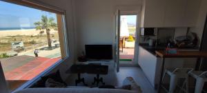 sala de estar con ventana grande con vistas a la playa en Apartamento 34 La Tortuga I, en Tarifa