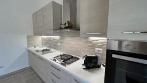 Kuchyň nebo kuchyňský kout v ubytování Appartamento i Pini + 32 fotografií