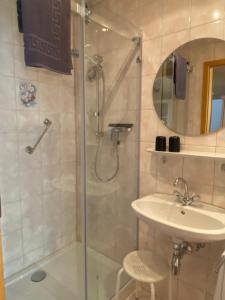 een badkamer met een douche en een wastafel bij Tiefenbrunn in Ehenbichl