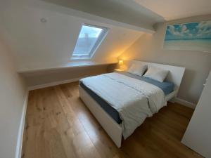 A bed or beds in a room at Peaceful home close to Airport with parking