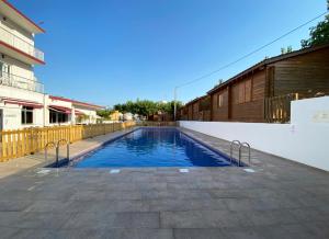 Bazén v ubytování Habitaciones Camping Ferrer nebo v jeho okolí