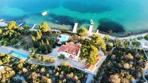 una vista aérea de una casa en una isla en el agua en Apartments Mara en Pirovac