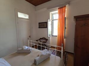 een slaapkamer met een bed met handdoeken erop bij Rania's Cottage in Lákka