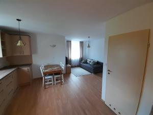 sala de estar con sofá azul y mesa en Apartament Koninki en Koninki