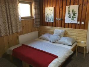 Tempat tidur dalam kamar di Penzion REHEK
