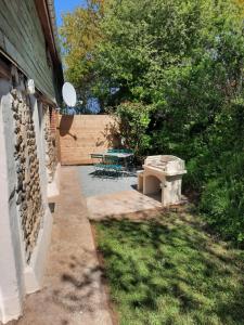 un cortile con tavolo da picnic e panchina di LE TEMPS D'UN INSTANT a Vattetot-sur-Mer