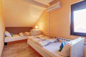 Postel nebo postele na pokoji v ubytování Apartments Lucija + 37 fotografií