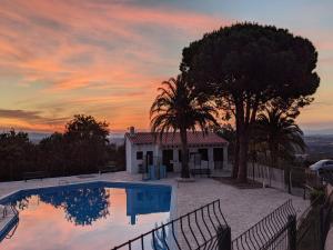 Villa con piscina al atardecer en Petit Charme, en Laroque-des-Albères