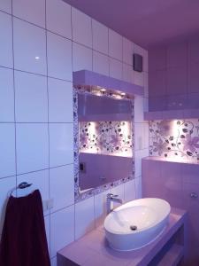 a white bathroom with a sink and a mirror at Apartament Intol z widokiem na Śnieżkę in Karpacz