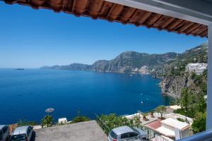een uitzicht op de kust van Amalfi vanuit een villa bij La Mansarda in Praiano