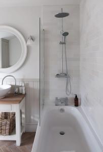 uma casa de banho branca com uma banheira e um lavatório em Luxury living outside the city walls - sleeps six! em Chester
