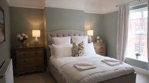 1 dormitorio con 1 cama con 2 toallas en Luxury living outside the city walls - sleeps six! en Chester