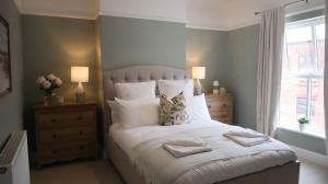 um quarto com uma cama com duas toalhas em Luxury living outside the city walls - sleeps six! em Chester